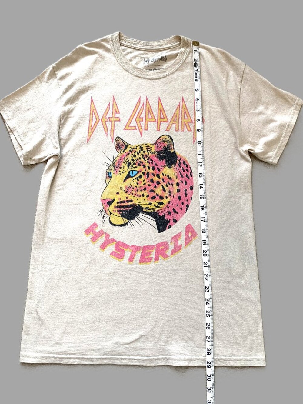 Def Leppard Hysteria Leopard Graphic Tee Cream Short Sleeves Size M - Picture 2 of 6
